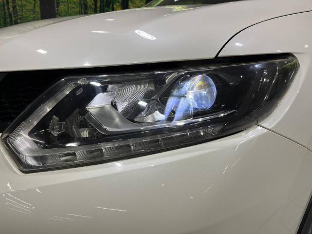【LEDヘッドライト】悪天候や夜間走行時も良好な視界を確保し安心して運転できる高輝度LEDヘッドライトを装備！点灯速度が早く、消費電力も抑えられています。