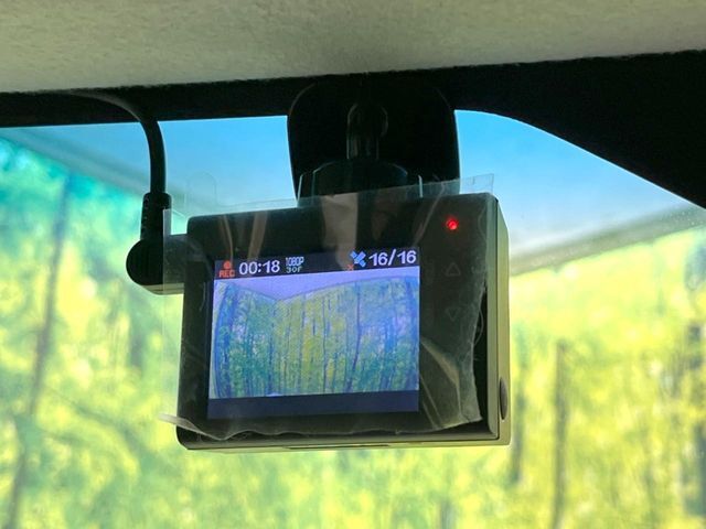 【ドライブレコーダー】安心・安全なカーライフに必須のドライブレコーダーを装備！走行中はもちろん、あおり運転や事故に遭遇した際の状況も映像で記録し、万一のリスクに備えます。