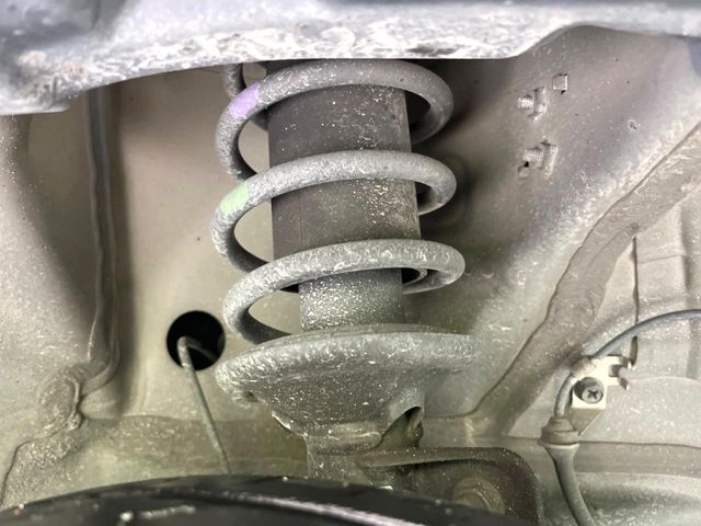 お車を安心してお乗りいただく為には、足回りの定期点検が欠かせません。サービスサポート（有償保証）では無料点検もご提供しており、安心のカーライフをお過ごしいただけるサポート体制が整っています。