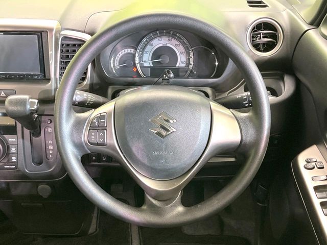 インテリアに合わせたデザインのステアリングは、運転される方のことも考え、運転しやすい形状、大きさです。是非一度、実際に触ってお確かめください。