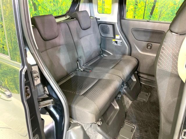 後部座席も気になるようなキズ・汚れやへたり等、大きなダメージはなく、良好な状態です。