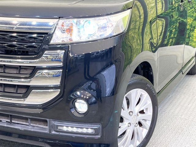 【HIDヘッドライト】非常に明るく前方を照らしてくれるので、悪天候や夜間の走行時も視界良好で安心してお乗りいただけます。