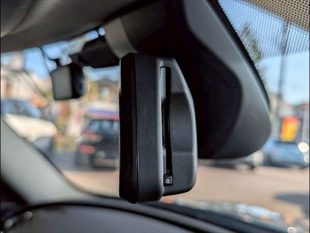 MINI純正の【ミラー一体型ETC】が装備されております！ETC2.0対応で高速道路と自動車がリアルタイムで情報連携し、渋滞迂回ルートや安全運転をサポート！便利で快適なドライブを手助けします！