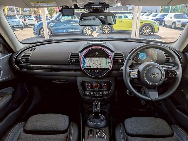 MINIならではのコックピット！！高級感があり、かつシンプルなデザインが飽きがこないとご好評いただいております。スイッチ一つ一つにも「こだわり」とセンスを感じます。