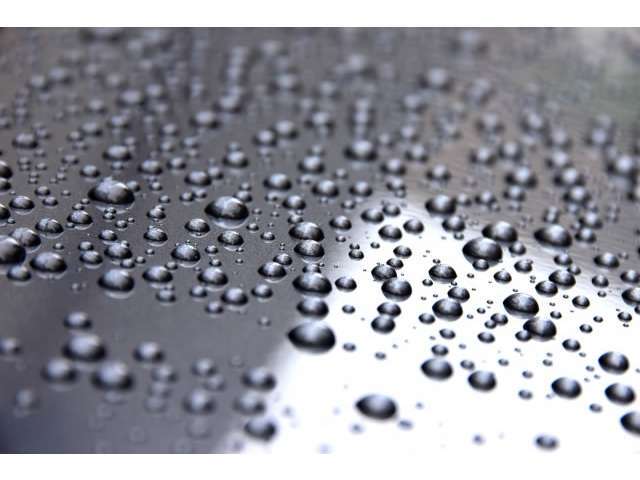 ● 撥水＋滑水性コーティング● 艶と防汚効果を発揮する光沢防汚層と、撥水防汚効果を発揮する撥水層のハイブリッド結合皮膜形成● 独自に構成された特殊成分によって成される硬化型コーティング