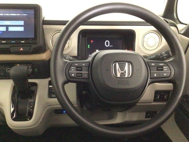 【ハンドル】運転にかかわる様々な操作を安全に行えるように視点移動が少なく操作性に配慮されたスイッチ類が凝縮されたコックピットです。