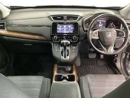車内は光触媒抗菌消臭施工済です。スタイリッシュなデザインでスポーティなインパネ周りを演出します。グローブボックスやカップホルダーのほかにトレーなどたくさんの収納スペースが付いています。