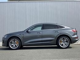 リヤサイドウインドーの後方に小さな三角形の窓を設けた「6ライトキャビン」も、機能と美しさを両立させるAudiの特徴的なデザインです。