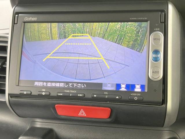 【バックカメラ】駐車時に後方がリアルタイム映像で確認できます。大型商業施設や立体駐車場での駐車時や、夜間のバック時に大活躍！運転スキルに関わらず、今や必須となった装備のひとつです！