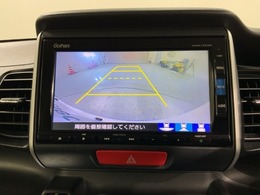 リバースギアに入れるだけで後方の表示へ切り替わります。夜間や雨の日の駐車も楽になりますよ。