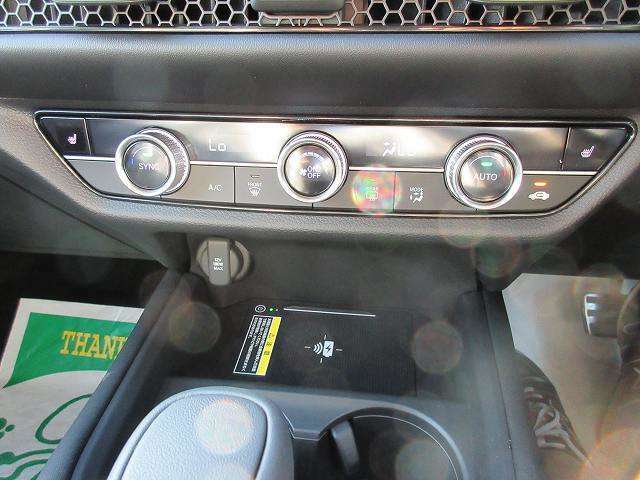 エアコン・SYNCスイッチ☆　普段は運転席と助手席で独立しているエアコンの温度調整が、スイッチをONにすることで連動させることが可能☆　温度設定が同じになります♪