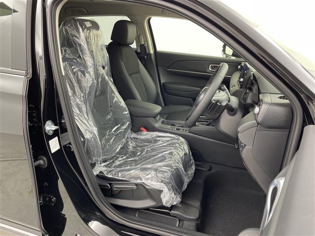 【5人乗りハーフレザーシート】ゆったりとした座り心地と、車内を広々と使える快適性に長けているので、快適な時間をお過ごしいただけます！