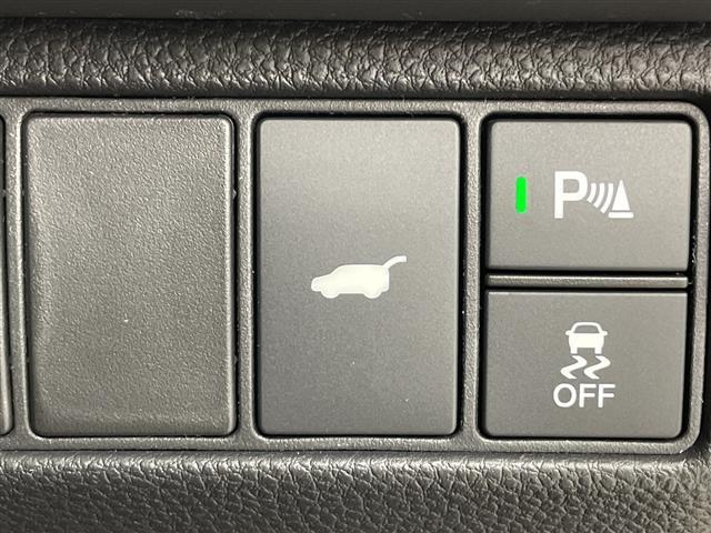 【パワーテールゲート】荷物を抱えた状態でもリアゲートの開閉が可能です！お買い物時やアウトドアの際に役立ちますね。