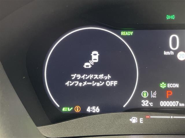 【ブラインドスポットインフォメーション】走行中、斜め後ろに他のクルマを検知すると、その方向のドアミラー鏡面上にマークを表示しお知らせします！危険をいち早く知ることができます。