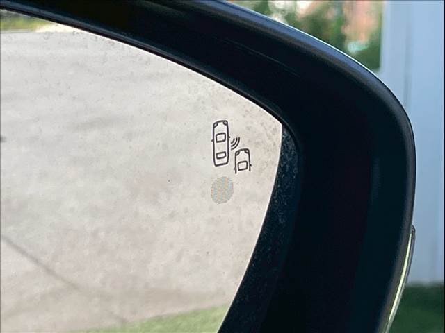 ブラインドスポットモニター搭載で後方から接近する車両にも簡単に気づけます。