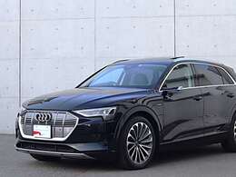 ●Audiが最初に採用したLEDポジショニングランプ。シャープなラインで昼間でも点けていたいと思うほど上品でオシャレです。夜間走行時はさらに目立ちます！