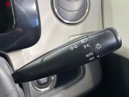 【オートライト】周りの明るさに応じて自動でヘッドライトの点灯・消灯ができる機能です！ライトの付け忘れ・消し忘れなどが無くなり、雨の日や夕方の走行も安心！トンネル通過時も便利ですね♪