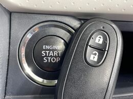 【キーレススタートシステム】カバンやポケットに入れたままでもドアの施錠・解錠が可能なスマートキーを装備。エンジンのオン・オフ時もカギを取り出す必要が無いからとっても便利です♪