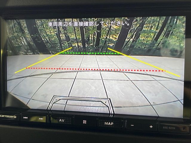 【バックカメラ】駐車時に後方がリアルタイム映像で確認できます。大型商業施設や立体駐車場での駐車時や、夜間のバック時に大活躍！運転スキルに関わらず、今や必須となった装備のひとつです！