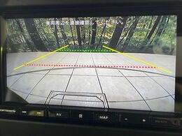 【バックカメラ】駐車時に後方がリアルタイム映像で確認できます。大型商業施設や立体駐車場での駐車時や、夜間のバック時に大活躍！運転スキルに関わらず、今や必須となった装備のひとつです！