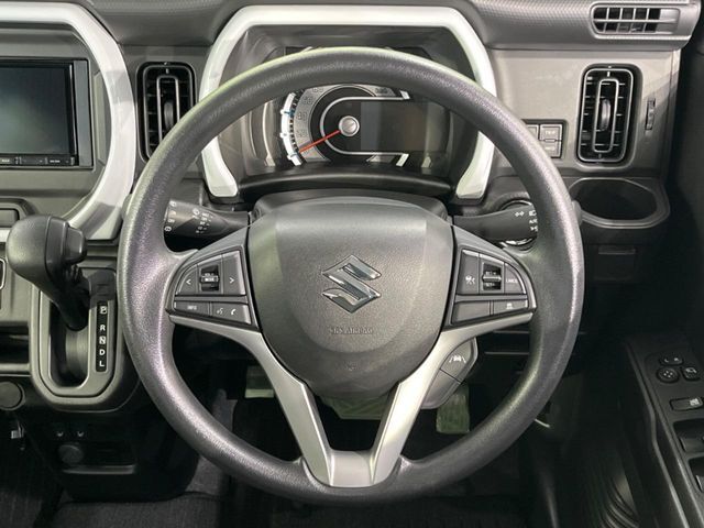 インテリアに合わせたデザインのステアリングは、運転される方のことも考え、運転しやすい形状、大きさです。是非一度、実際に触ってお確かめください。