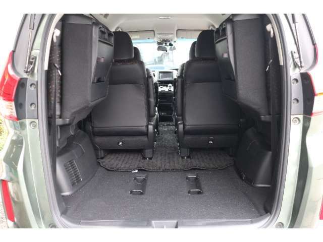 3列目シートを収納すれば、広い荷室としてご利用いただけます。