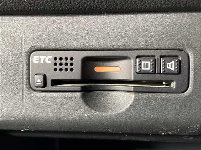 【ETC】有料道路を利用する際に料金所で停止することなく通過できる、ETC車載器（ノンストップ自動料金収受システム機器）が装備されています。セットアップを行うことで利用可能になります。