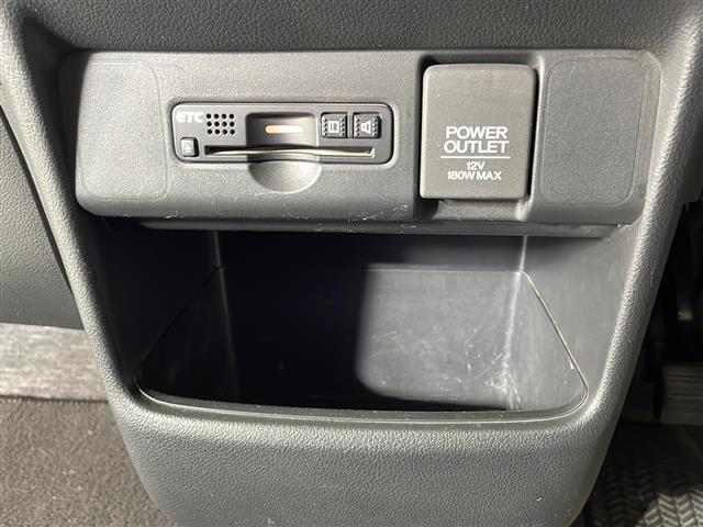【ETC】有料道路を利用する際に料金所で停止することなく通過できる、ETC車載器（ノンストップ自動料金収受システム機器）が装備されています。セットアップを行うことで利用可能になります。