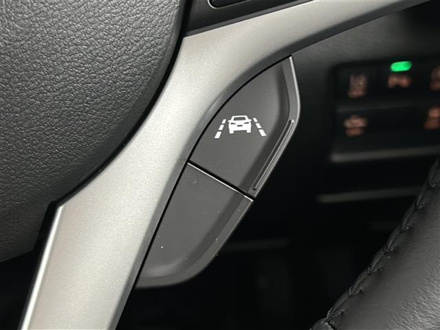 【車線逸脱抑制制御機能】車線からはみ出しそうな時、ブザーとメーター内表示でお知らせします。車線内に戻すよう、ステアリング操作をアシストします。機能には限界があるためご注意ください。