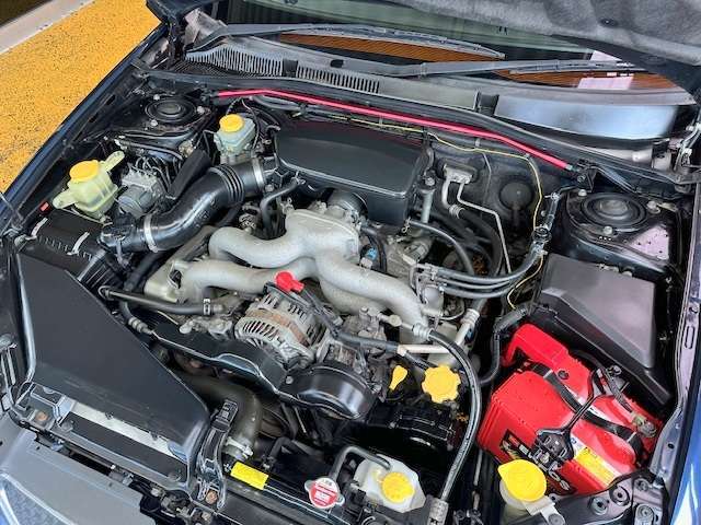 エンジンルームの状態もキレイで機関も良好です！当社では仕入時に90ヵ所以上の点検項目の確認や試乗も実施してます！問題のない車両を店頭にて販売しております！