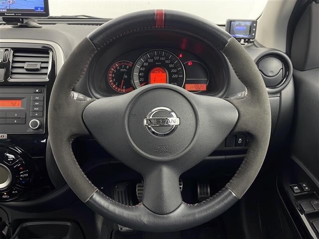 【ステアリング】軽い力で扱いやすいハンドルです。目立つ傷やスレなどなく綺麗な状態です！除菌プランいれていただくとさらに快適に！清潔なお車はお子様にも安心ですね！