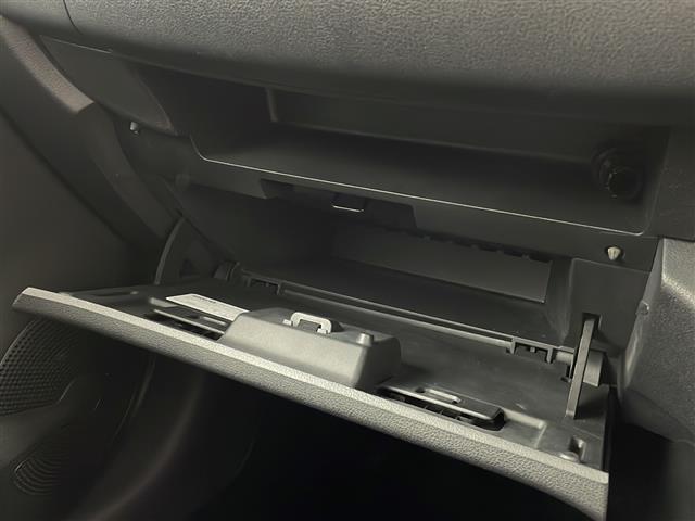 【グローブボックス】車検証ケースや、日頃使う小物類の収納に便利ですね！