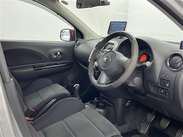 【運転席】座り心地が良いシートなので長時間の運転でも快適にお過ごしいただけます。新品のフロアマットのご注文も可能です。掲載箇所以外にご希望の写真がございましたらお気軽にお問い合わせ下さい。