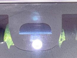 【シティブレーキアクティブシステム】低速走行中に前方の車両等を認識し、衝突しそうな時は警報とブレーキで衝突回避と被害軽減をアシスト。より安全にドライブをお楽しみいただけます。