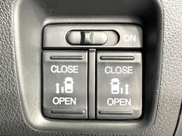 【両側パワースライドドア】スマートキーや運転席のスイッチで後席両側スライドドアの開閉が可能♪電動だから力を入れてドアを開ける必要が無く、小さなお子様でも簡単に開け閉めでき快適です♪