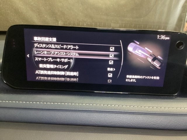 ハンドル操作をアシストすることにより車線からの逸脱回避を支援します。