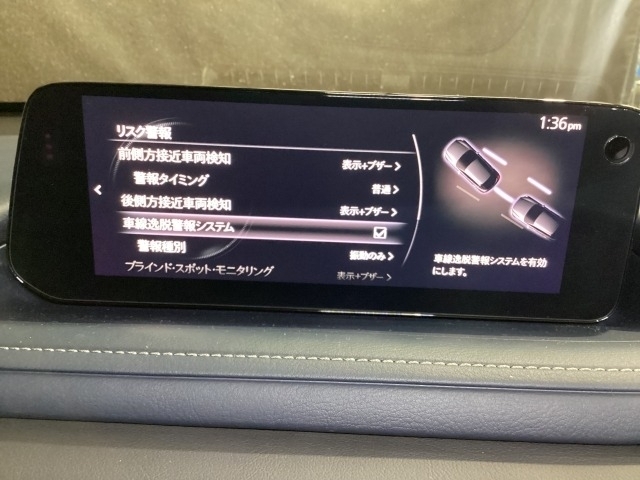車線から逸れないようステアリングをアシスト♪車両が車線を踏み越えそうであると判断すると、ステアリングの振動・ビープ音により警告。ドライバーの素早い回避操作をサポート致します。
