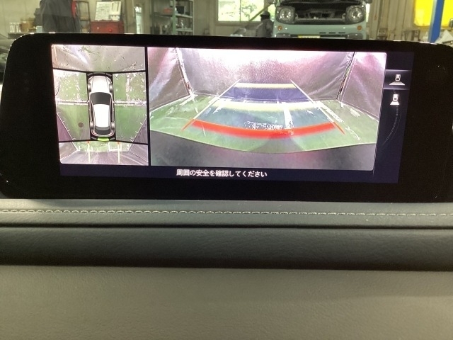 狭い場所での駐車やすれ違いなどでより的確な運転操作に役立つ360°ビューモニターが装備されています。