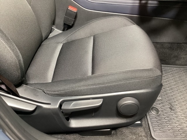 運転席にはドライバーの体型や好みに応じて前後方向だけでなく、高さの調整ができるシートリフターを装備！