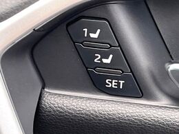 【メモリー機能付きパワーシート】ドライバーごとに設定したシート位置を記憶して、ボタン一つで切り替えできる便利な機能！運転する方が複数名いらっしゃるご家庭におすすめです♪