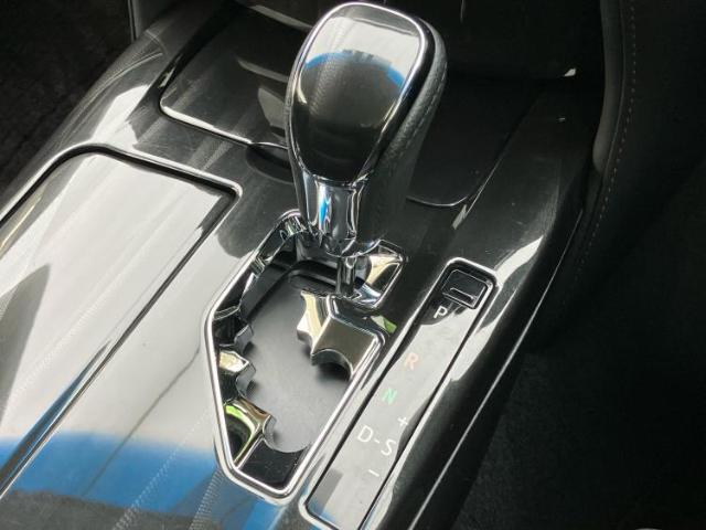 WECARSの展示場では実際に見て、触ってお車をお選びいただけます！知識の豊富な営業スタッフが様々なカーライフをご提案いたします！