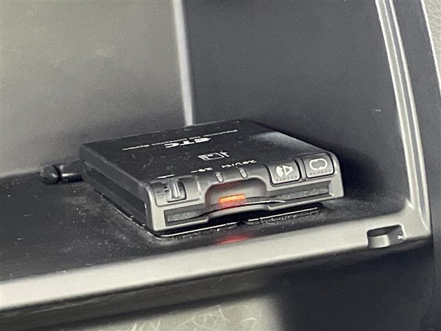 【ETC】有料道路を利用する際に料金所で停止することなく通過できる、ETC車載器（ノンストップ自動料金収受システム機器）が装備されています。セットアップを行うことで利用可能になります。