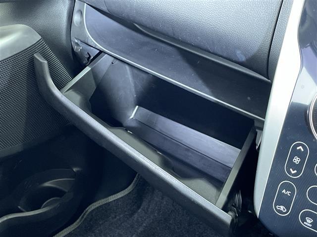 【グローブボックス】『グローブボックス』の画像になります。車検証ケースや日頃使う小物類の収納に便利ですね！