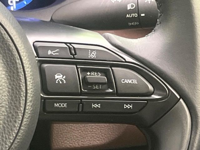 【レーダークルーズコントロール】高速道路での長距離走行が楽に！！自動で速度を保つクルーズコントロールが、衝突軽減システムと連携し、前方の車両を感知して車間を保つように速度調節してくれます！！