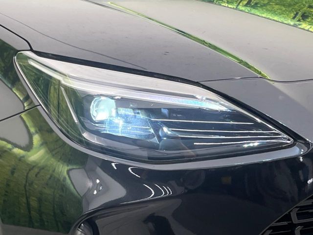 【LEDヘッドライト】悪天候や夜間走行時も良好な視界を確保し安心して運転できる高輝度LEDヘッドライトを装備！点灯速度が早く、消費電力も抑えられています。