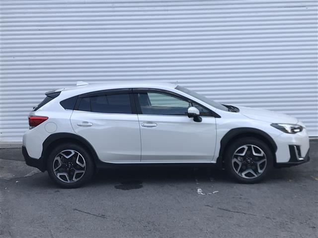 【右】商談ルームには「キッズスペース」を完備しています。DVD、ブロック、絵本、おままごとセット。お子様連れでも、ゆっくりとお車をお選びいただけます！