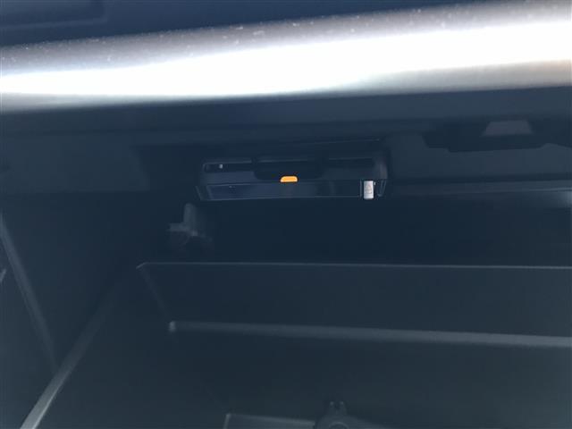 【ETC】有料道路を利用する際に料金所で停止することなく通過できる、ETC車載器（ノンストップ自動料金収受システム機器）が装備されています。セットアップを行うことで利用可能になります。