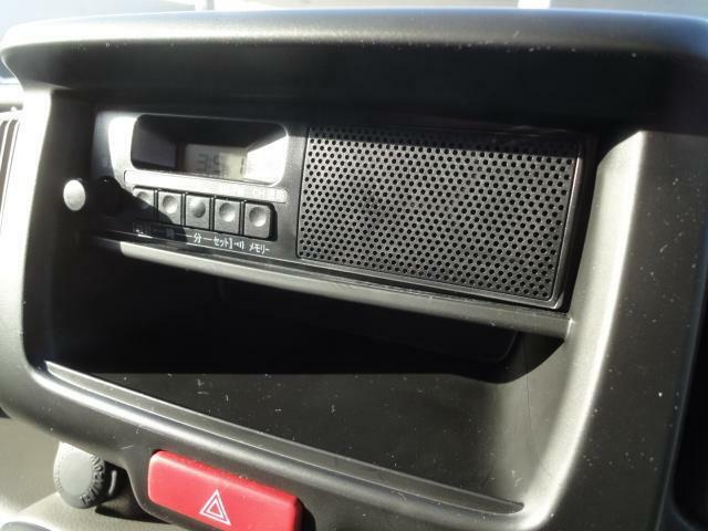 スピーカー付きAM/FMラジオ搭載で、運転中もさみしくない！！