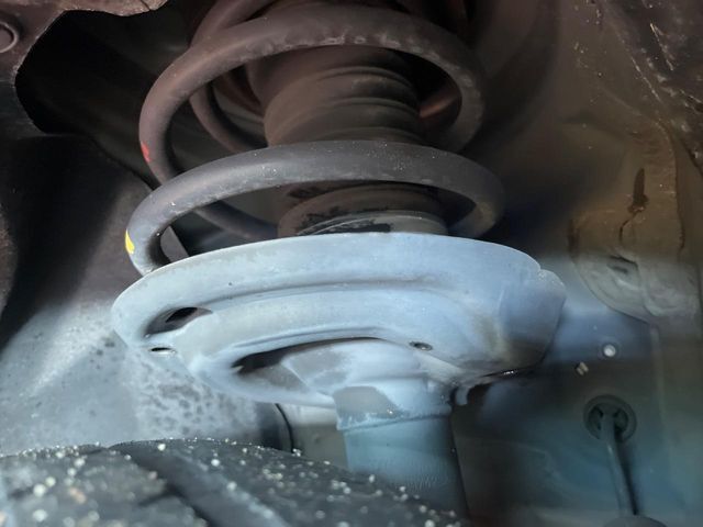 お車を安心してお乗りいただく為には、足回りの定期点検が欠かせません。サービスサポート（有償保証）では無料点検もご提供しており、安心のカーライフをお過ごしいただけるサポート体制が整っています。