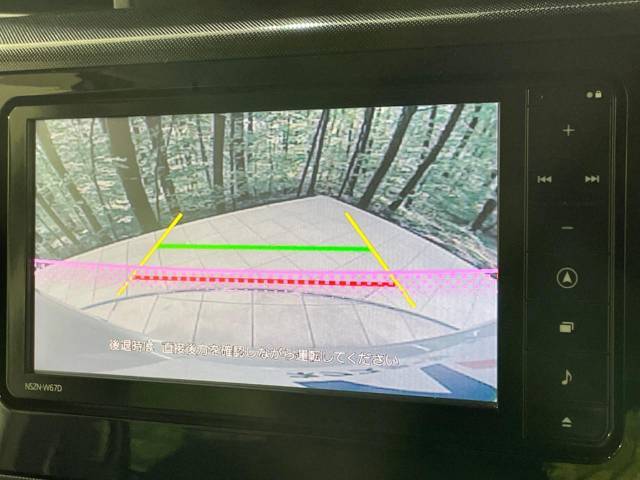 【バックカメラ】駐車時に後方がリアルタイム映像で確認できます。大型商業施設や立体駐車場での駐車時や、夜間のバック時に大活躍！運転スキルに関わらず、今や必須となった装備のひとつです！